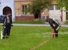 UkážkovĂ© cvièenie 2006<br>PrĂprava na ukážku hasenia pomocou prĂşdov C na terè.<br>autor: DHZ NP