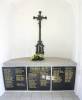 KAPLNKA NA CINTORĂNE<br>KAPLNKA NA CINTORĂNE<br>
InteriĂŠr kaplnky na cintorĂne. Vo vnĂştri pamätnĂŠ tabule na pamiatku obetiam 2. svetovej vojny.<br>autor: P.ĂernĂĄk